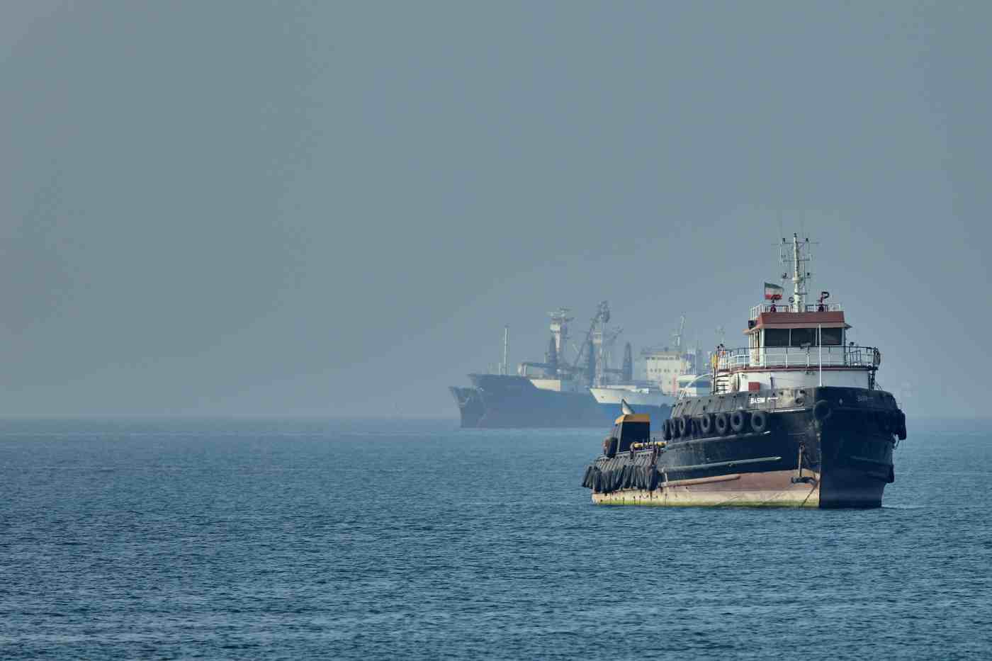 L’Iran attacca gli emirati e dà la caccia alle navi Usa