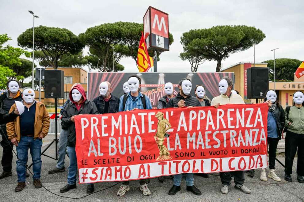 “Contro David” la protesta dei lavoratori dello spettacolo davanti agli Studi di Cinecittà in occasione dei David di Donatello. Mercoledì 6 Maggio 2026. News (Photo by Valentina Stefanelli/Lapresse) “Against David,” entertainment workers protest in front of Cinecittà Studios on the occasion of the David di Donatello Awards. Wednesday, May 6, 2026. News (Photo by Valentina Stefanelli/Lapresse)
