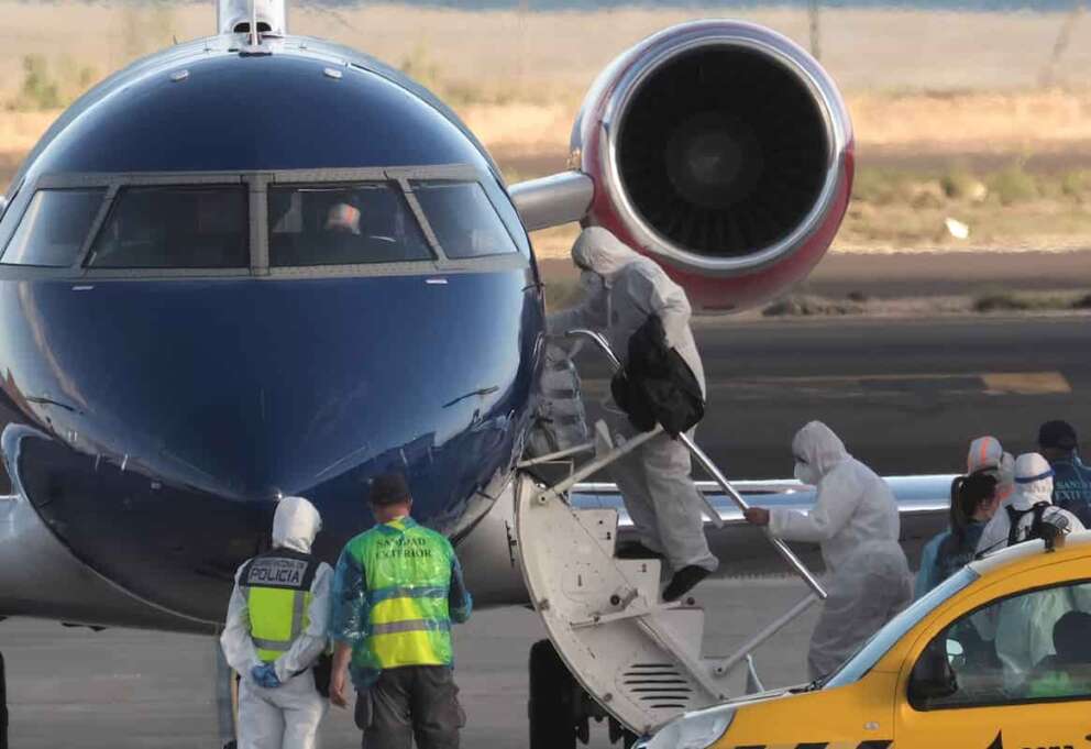Passengers board a plane bound for Eindhoven, after disembarking from the hantavirus-stricken cruise ship MV Hondius at the airport in Tenerife, Canary Islands, Spain, Monday, May 11, 2026. (AP Photo/Arturo Rodriguez) Associated Press / LaPresse Only italy and spain