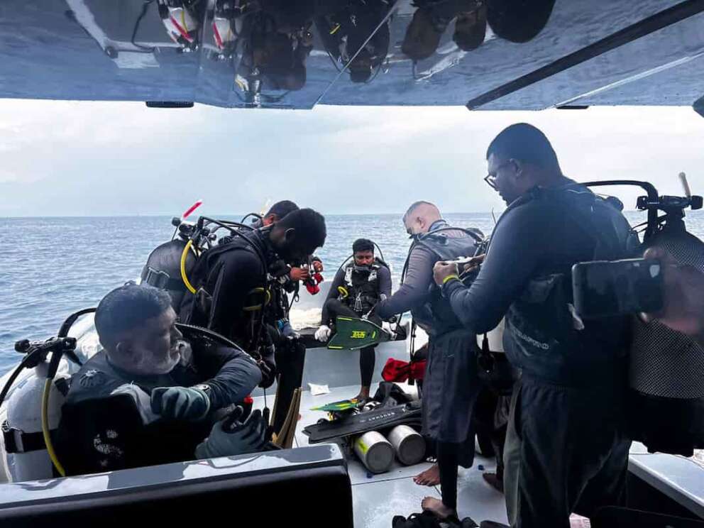 This image released by the Maldives President’s Media Division, shows divers preparing to search for the four missing Italian divers near Alimathaa Island, Vaavu Atoll, Maldives, Saturday, May 15, 2026. (Maldives President’s Media Division via AP) Associated Press / LaPresse Only italy and spain
