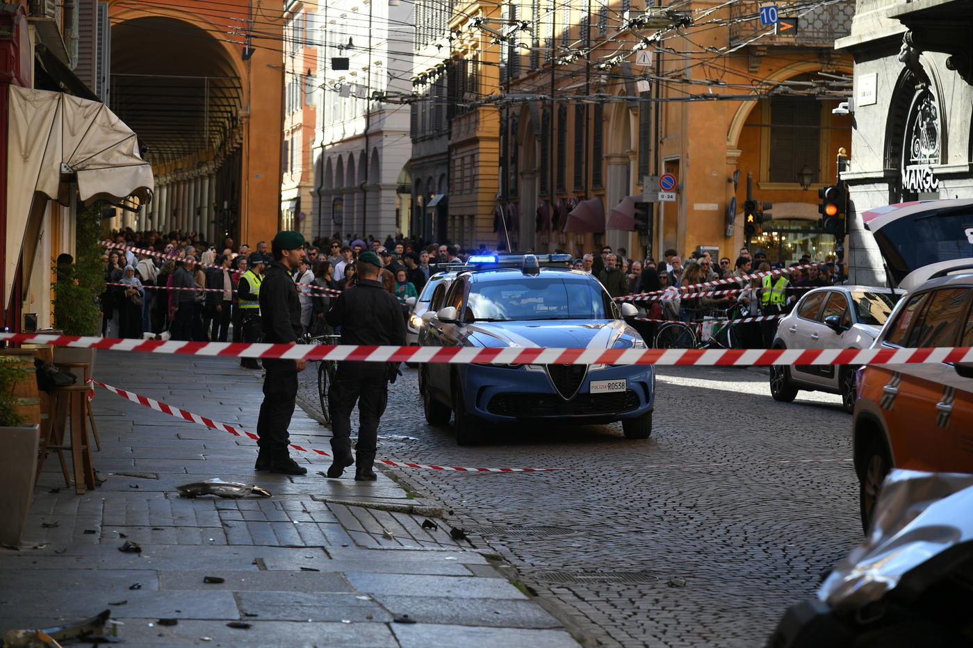 Auto sulla folla a Modena, poi il conducente scappa e accoltella un passante prima di venire fermato: due feriti gravissimi
