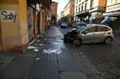 Modena, auto falcia pedoni. Ci sono feriti gravi. Il conducente fermato dopo aver cercato di fuggire
15 Maggio 2026, Modena, Italia
Foto LaPresse


Modena, car mows down pedestrians. Serious injuries. The driver was arrested after trying to flee.
May 15, 2026, Modena, Italy
Photo by LaPresse