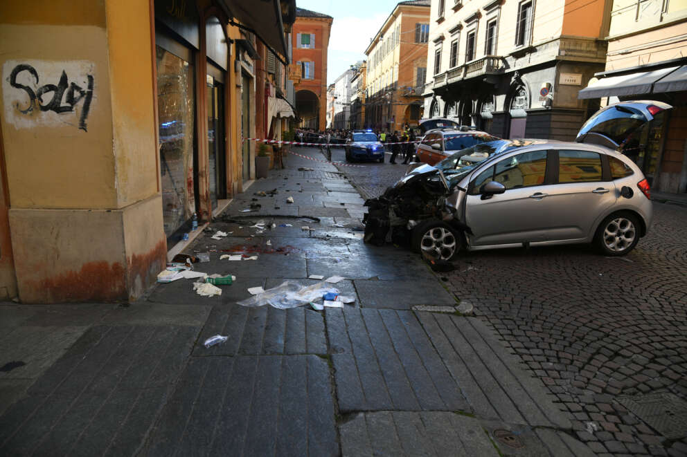 Modena, auto falcia pedoni. Ci sono feriti gravi. Il conducente fermato dopo aver cercato di fuggire
15 Maggio 2026, Modena, Italia
Foto LaPresse


Modena, car mows down pedestrians. Serious injuries. The driver was arrested after trying to flee.
May 15, 2026, Modena, Italy
Photo by LaPresse