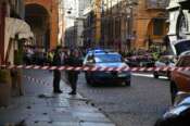 Modena, auto falcia pedoni. Ci sono feriti gravi. Il conducente fermato dopo aver cercato di fuggire 15 Maggio 2026, Modena, Italia Foto LaPresse Modena, car mows down pedestrians. Serious injuries. The driver was arrested after trying to flee. May 15, 2026, Modena, Italy Photo by LaPresse