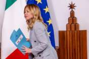 Primarie di coalizione ma controvoglia: Schlein deve cedere alla legge elettorale voluta da Meloni
