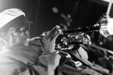 Perché tutto il mondo celebra i 100 anni di Miles Davis: mito del jazz, genio della musica del Novecento