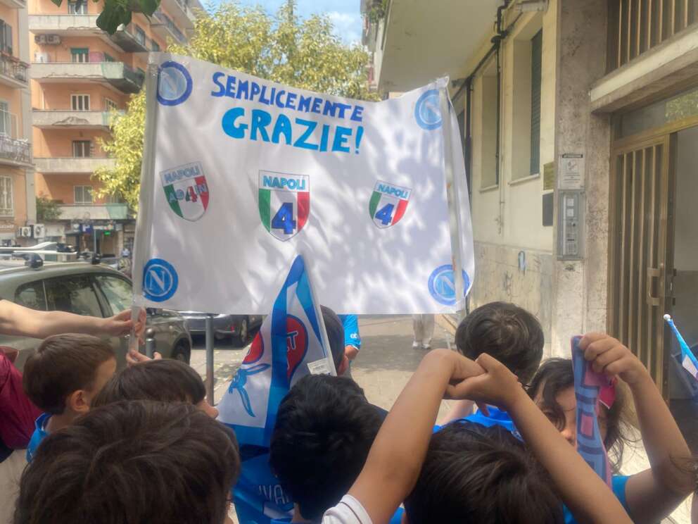 Napoli, i piccoli tifosi della scuola Quarati salutano mister Conte: “Grazie”