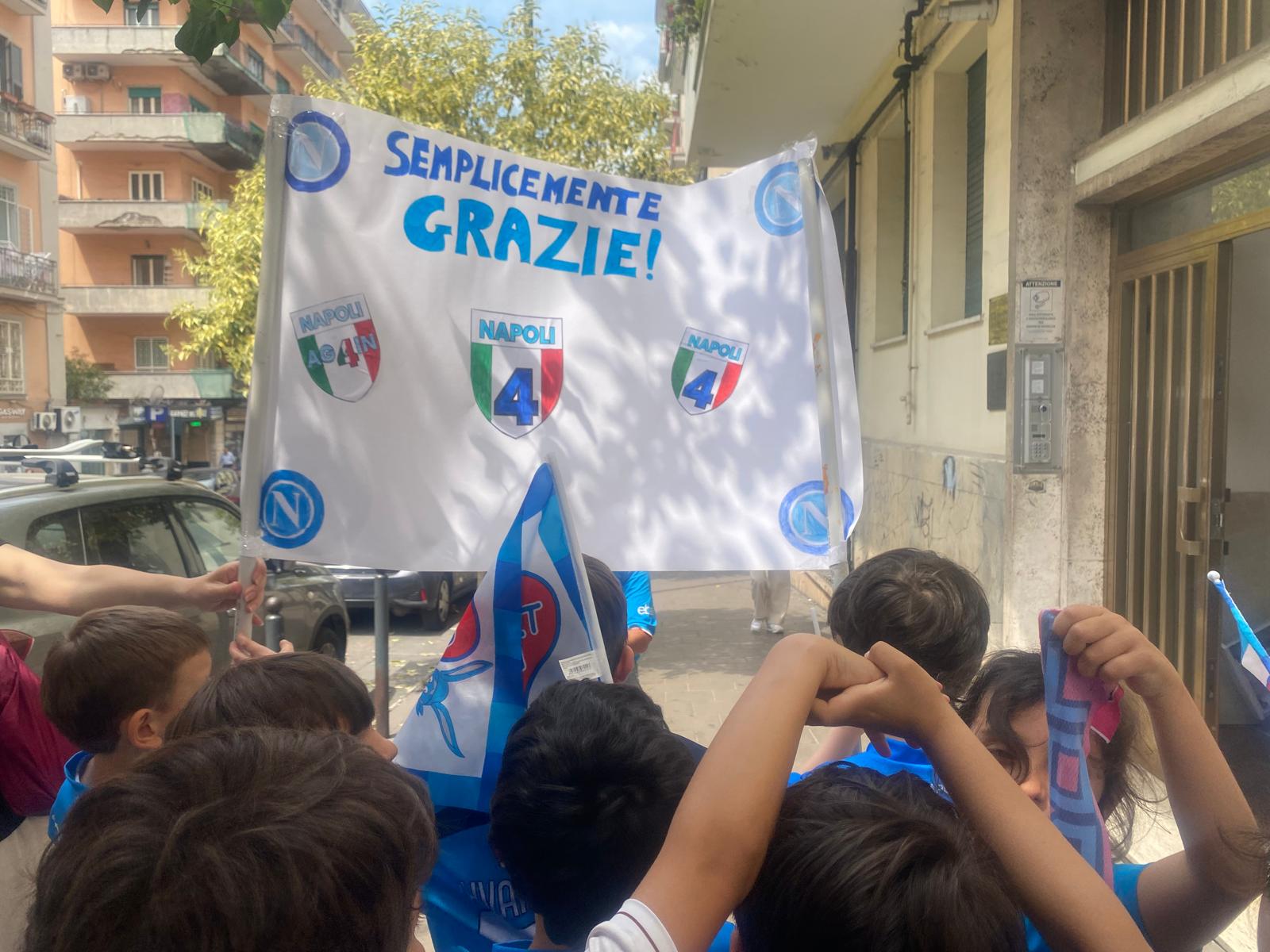 Napoli, i piccoli tifosi della scuola Quarati salutano mister Conte: “Grazie”