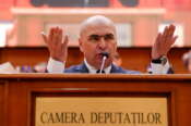 Romania, cade il governo Bolojan: sfiduciato in Parlamento da Socialdemocratici ed estrema destra, il futuro è un rebus