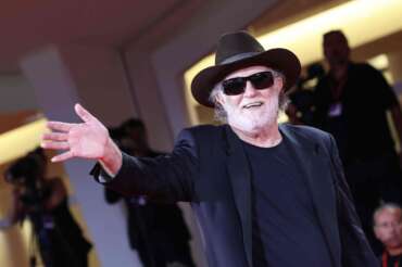 De Gregori torna con “Nevergreen”: le pagine scure del cantautore nel progetto che include album, concerti e un docufilm