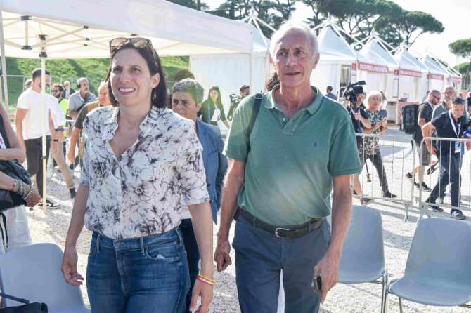 Perché Travaglio attacca Schlein dopo l’incontro con Obama: l’asse PD-Forza Italia spaventa il M5S