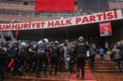 Turchia, assedio e irruzione della polizia nella sede del CHP: destituito il leader dell’opposizione Ozel, barricato da 3 giorni