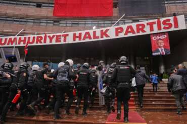 Turchia, assedio e irruzione della polizia nella sede del CHP: destituito il leader dell’opposizione Ozel, barricato da 3 giorni