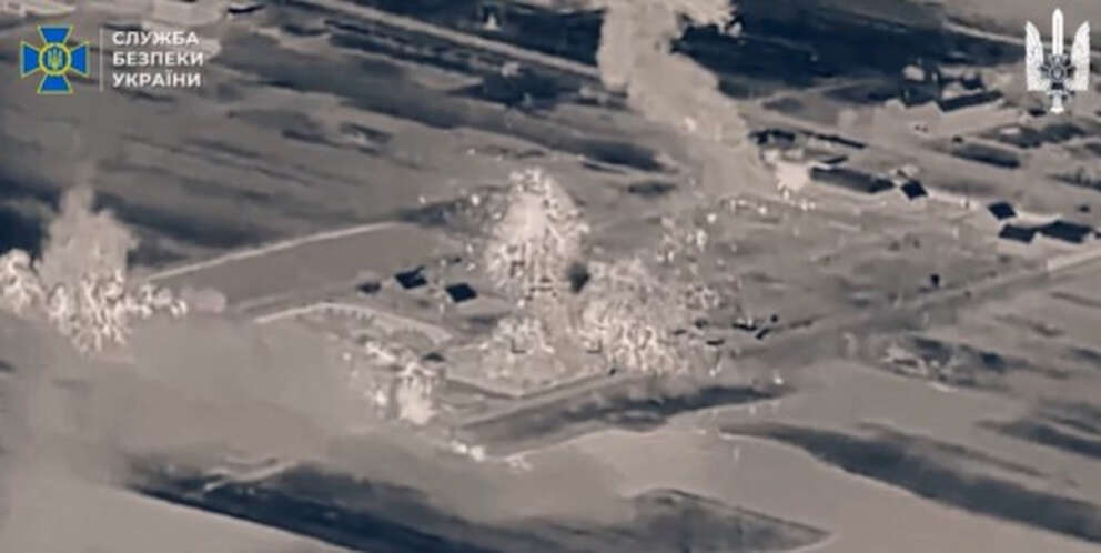 Ucraina, droni colpiscono sito dell’FSB: raid da centinaia tra morti e feriti contro una sede dei servizi segreti russi a Kherson