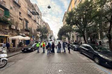 Giornata di mobilitazione europea Streets For Kids, il flashmob “Mi vedi?” davanti la scuola Costantinopoli di Napoli