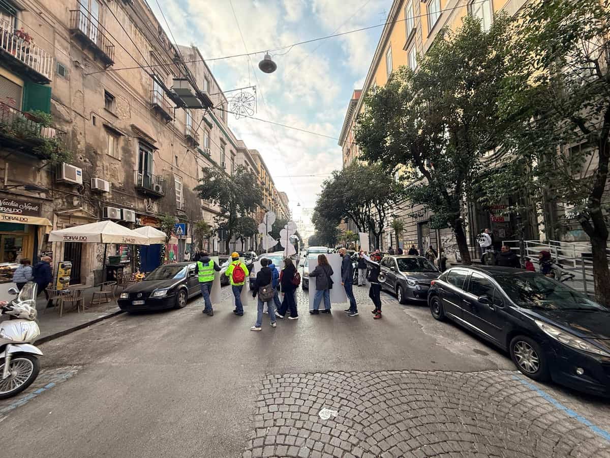 Giornata di mobilitazione europea Streets For Kids, il flashmob “Mi vedi?” davanti la scuola Costantinopoli di Napoli
