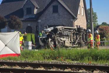 Scuolabus travolto da treno in Belgio, 4 morti tra cui due studenti: forse il mezzo passato col passaggio a livello chiuso