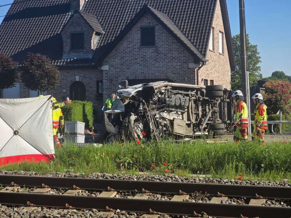 Scuolabus travolto da treno in Belgio, 4 morti tra cui due studenti: forse il mezzo passato col passaggio a livello chiuso