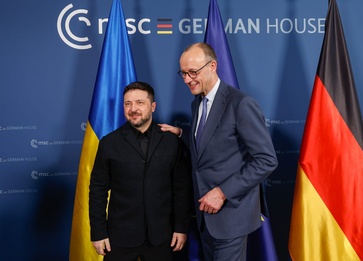 Ucraina, la proposta tedesca di Merz: Kiev “membro associato” dell’Unione Europa per velocizzare l’iter di adesione