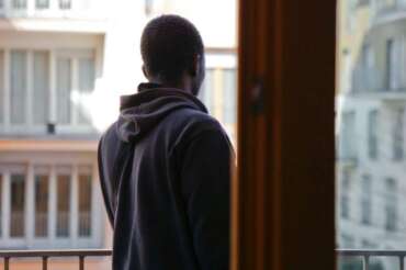 Il nuovo ddl ‘Sicurezza’ e i passi indietro rispetto alla legge Zampa: picconate ai diritti dei minori migranti