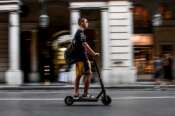 Monopattino elettrico, cosa cambia con l’obbligo di targa e assicurazione: come richiederle e quanto costano