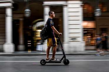 Monopattino elettrico, cosa cambia con l’obbligo di targa e assicurazione: come richiederle e quanto costano