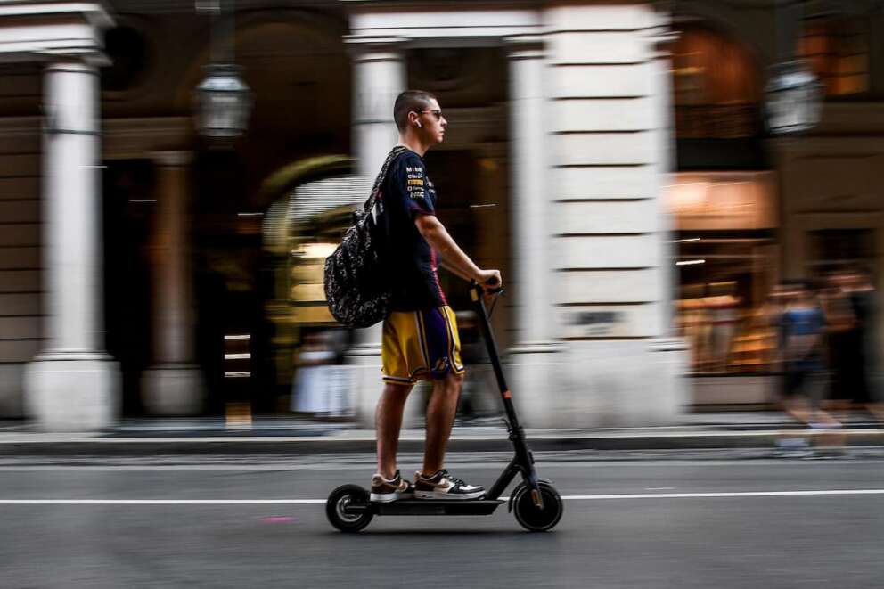 Monopattino elettrico, cosa cambia con l’obbligo di targa e assicurazione: come richiederle e quanto costano