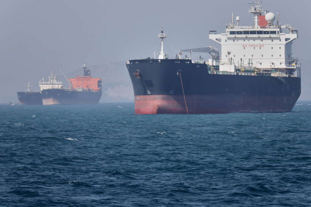 Iran, tregua in bilico: Teheran bombarda il Golfo, ma per la Casa Bianca il cessate il fuoco è ancora valido