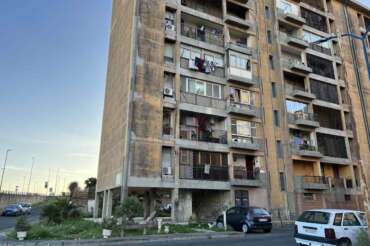 La truffa del “Piano casa” di Meloni, l’operazione è una scatola vuota: niente per i senzatetto, un affare per chi specula