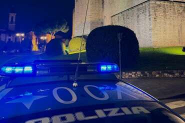 Prato, 23enne accoltellato per difendere la collega dalle molestie: due fermati, uno ha 16 anni