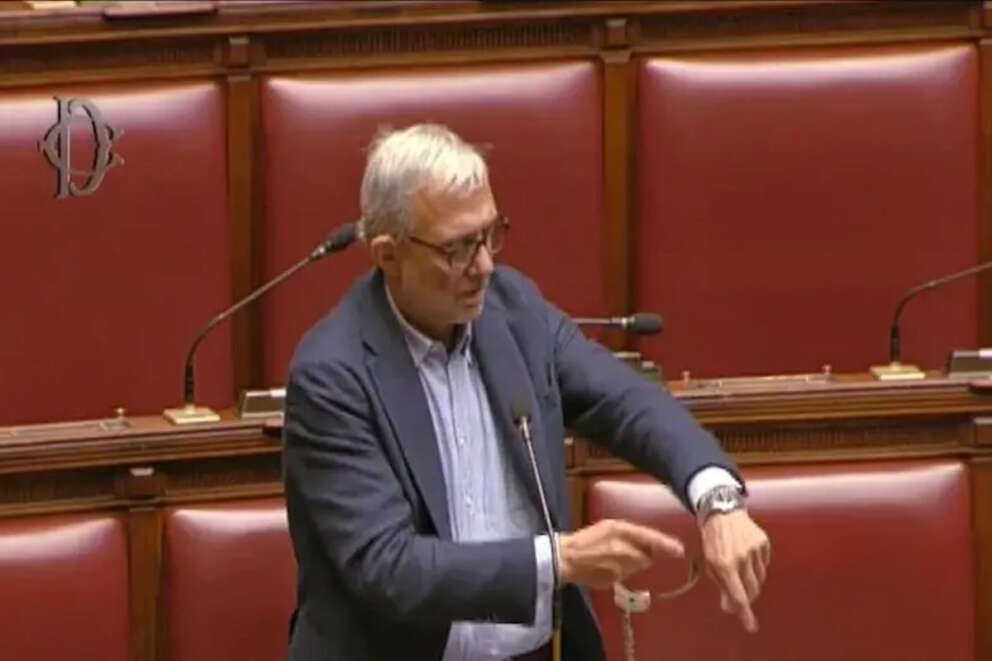 Rai ostaggio della destra, stallo sulla nomina a presidente di Simona Agnes e la protesta di Giachetti incatenato in Parlamento