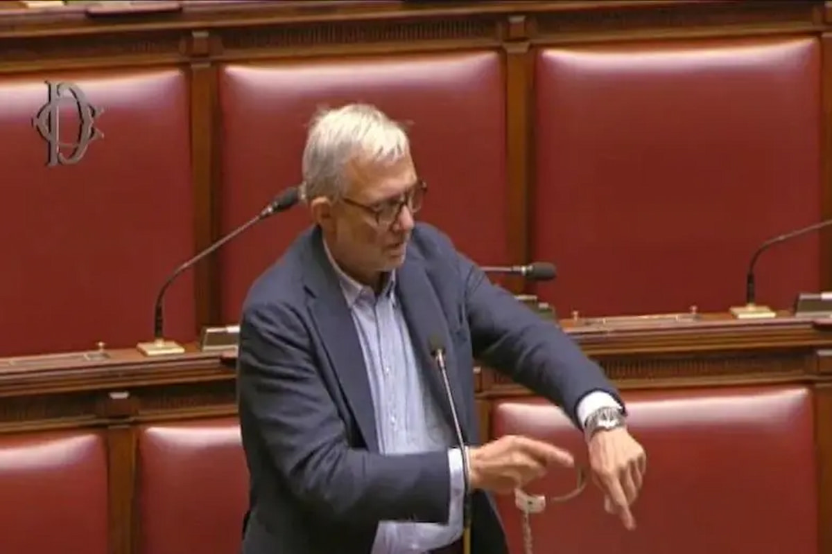 Rai ostaggio della destra, stallo sulla nomina a presidente di Simona Agnes e la protesta di Giachetti incatenato in Parlamento