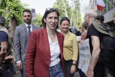 Leghista evoca la tentata strage di Modena al comizio di Schlein a Lecco: il Carroccio la sospende, da Meloni solidarietà