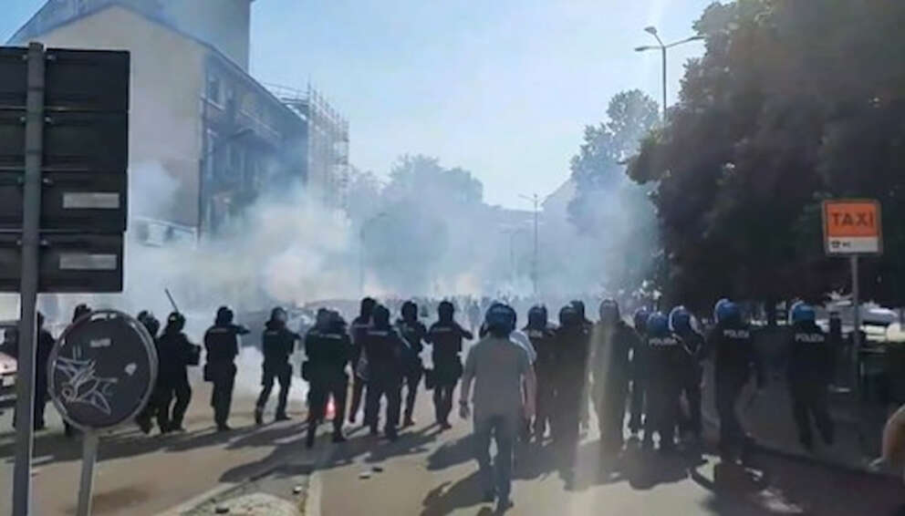 Torino, violenze prima del derby della Mole con la Juventus: ultrà bianconero ferito gravemente, poi il ricatto allo stadio