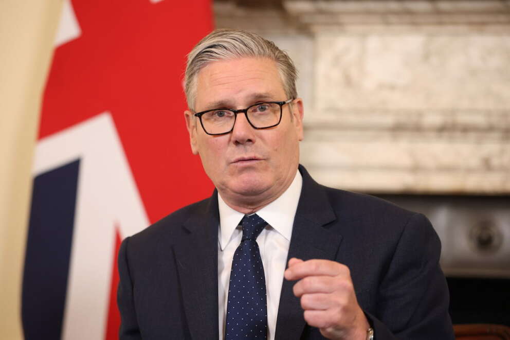 Starmer prova a resistere, il premier inglese si “barrica” a Downing Street dopo il voto shock: ma nel Labour cresce la fronda