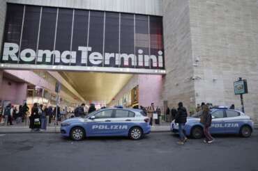 Caccia allo straniero a Roma, nel mirino branco neofascista: cinque aggressioni in una notte tra mazze e Mein Kampf