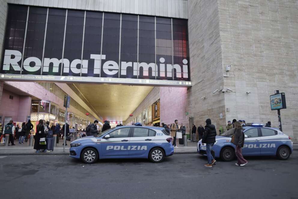 Caccia allo straniero a Roma, nel mirino branco neofascista: cinque aggressioni in una notte tra mazze e Mein Kampf