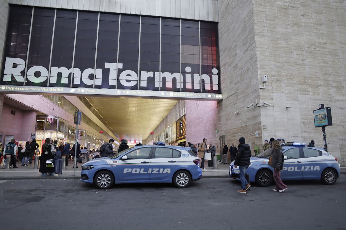 Caccia allo straniero a Roma, nel mirino branco neofascista: cinque aggressioni in una notte tra mazze e Mein Kampf