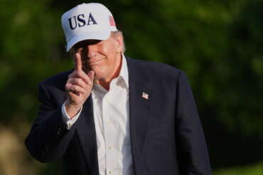 Iran, secondo giorno di attacchi tra Usa e Teheran: la “diplomazia coercitiva” di Trump provoca la chiusura di Hormuz