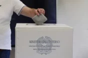 Elezioni comunali, De Luca a Salerno e Cannizzaro a Reggio vincono al primo turno: Venezia resta alla destra