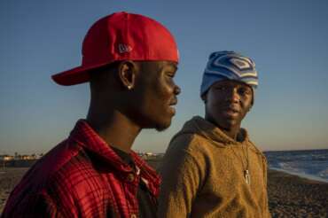 Quando il cinema ci ha aiutato a restare umani: da “Pummarò” a “Io Capitano”, i film sui migranti che hanno sfidato l’odio