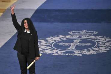 Marjane Satrapi is applauded after receiving the Princess of Asturias Award for Communication and Humanities during the Princess of Asturias Awards ceremony in Oviedo, northern Spain, Friday, Oct. 25, 2024. (AP Photo/Miguel Oses) Associated Press/LaPresse
