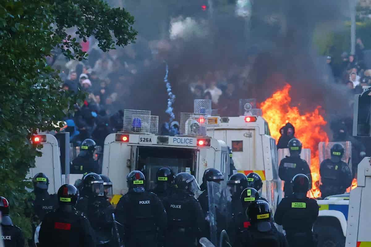 Belfast disordini rivolta violenze Irlanda del Nord