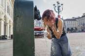 Ondata di caldo in città la gente cerca refrigerio nelle fontane e nelle gelaterie, Torino. Italia – cronaca- Mercoledì 17 giugno 2026 (foto Giulio Lapone/LaPresse). Heatwave in the city: people seek refreshment in fountains and ice cream parlors, Turin, Italy – news – Wednesday, June 17, 2026 (photo Giulio Lapone/LaPresse).