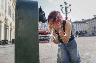 Quanto durerà il caldo record in Europa: 17 città bollino rosso in Italia, 40 morti annegati in Francia