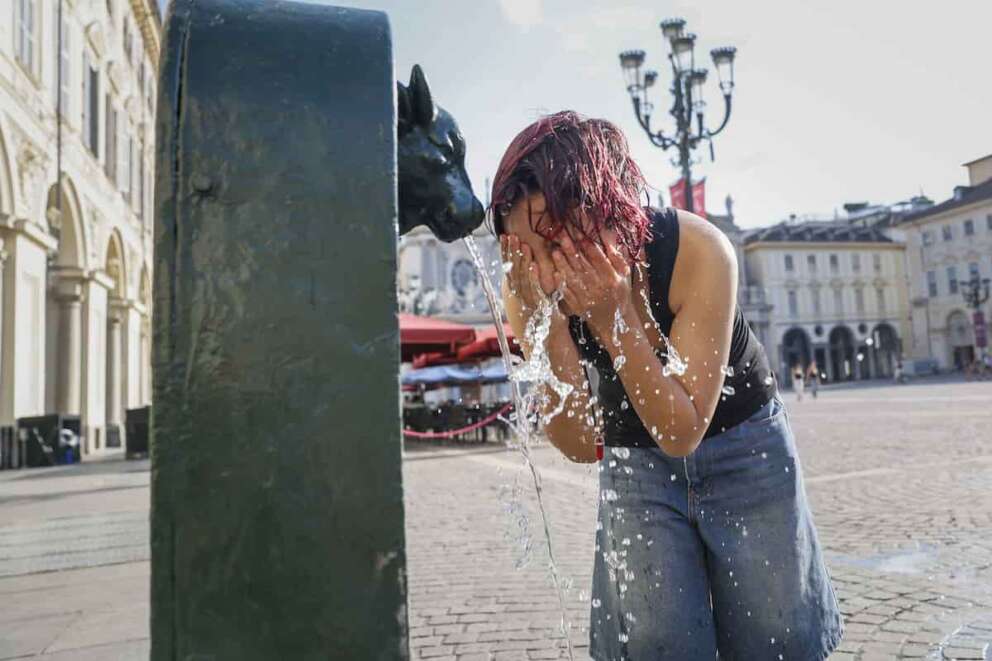 Ondata di caldo in città la gente cerca refrigerio nelle fontane e nelle gelaterie, Torino. Italia – cronaca- Mercoledì 17 giugno 2026 (foto Giulio Lapone/LaPresse). Heatwave in the city: people seek refreshment in fountains and ice cream parlors, Turin, Italy – news – Wednesday, June 17, 2026 (photo Giulio Lapone/LaPresse).