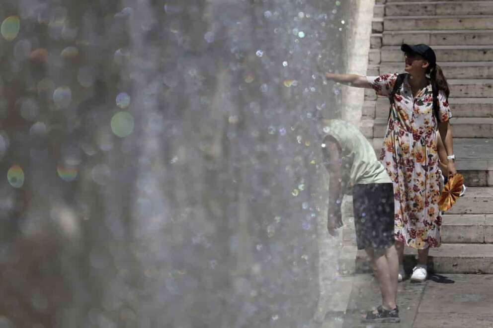 Picco di Caldo, Turisti nella fontana dell’ Ara Pacis — Domenica 21 Giugno 2026 — Roma —Italia —(foto di Cecilia Fabiano/ LaPresse) Peak Heat, Tourists in the Fountain of Ara Pacis —Rome — Italy — June 21, Sunday 2026 – News – (photo by Cecilia Fabiano/LaPresse