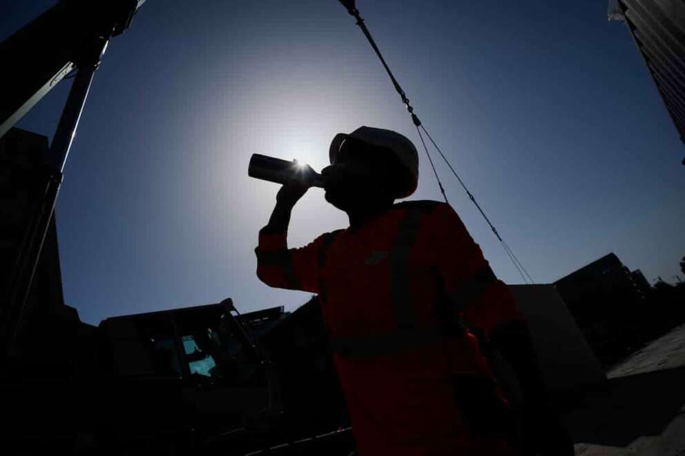 A worker drinks water on a construction site during high temperatures in Boulogne Billancourt, outside Paris, Wednesday, June 24, 2026. (AP Photo/Christophe Ena ) Associate Press/ LaPresse Only Italy and Spain