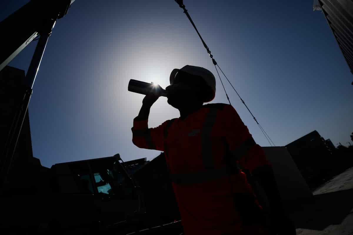 A worker drinks water on a construction site during high temperatures in Boulogne Billancourt, outside Paris, Wednesday, June 24, 2026. (AP Photo/Christophe Ena ) Associate Press/ LaPresse Only Italy and Spain

