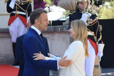 Meloni tra le braccia di Macron per dimenticare Trump: ricucire con Parigi per strappare flessibilità in Europa